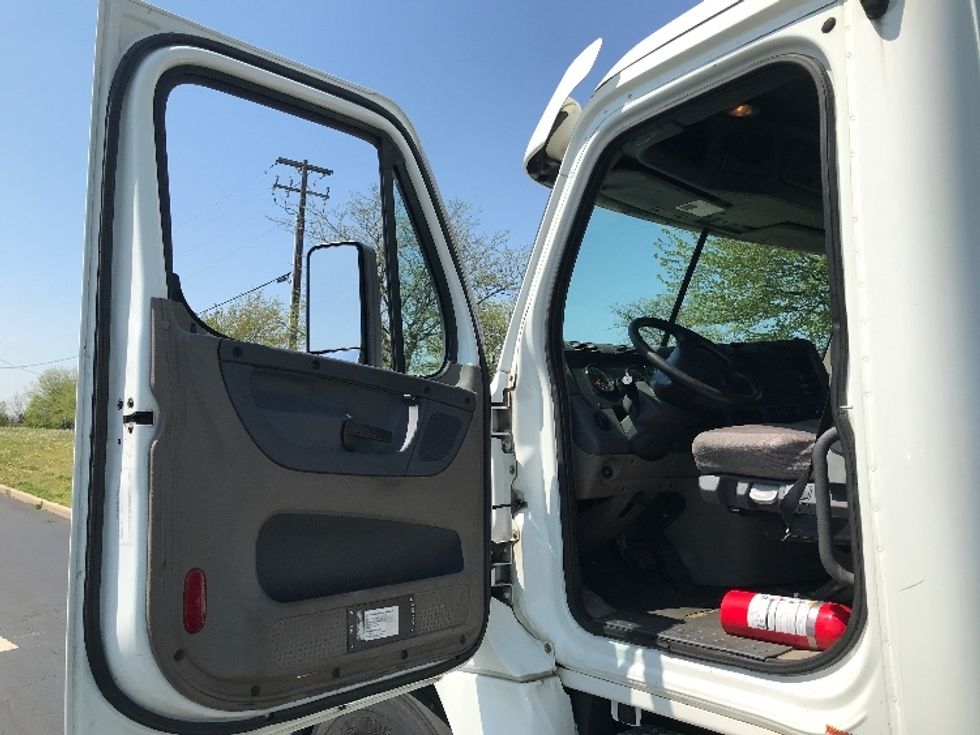 Day Cab Tractor-Heavy Duty Tractors-Freightliner-2017-Cascadia 12564ST-White Deer-PA-441,813\n\t\tmiles-$ 29,500 - Image 9