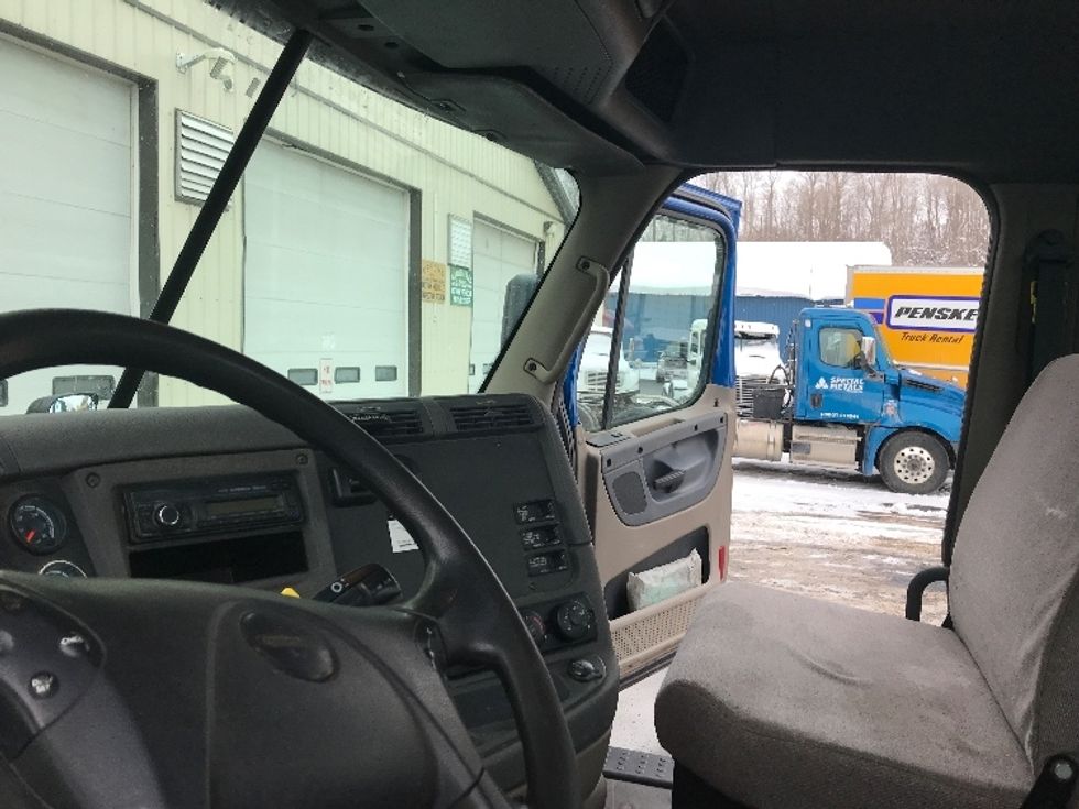 Day Cab Tractor-Heavy Duty Tractors-Freightliner-2017-Cascadia 12564ST-Whitesboro-NY-399,924\n\t\tmiles-$ 35,500 - Image 10