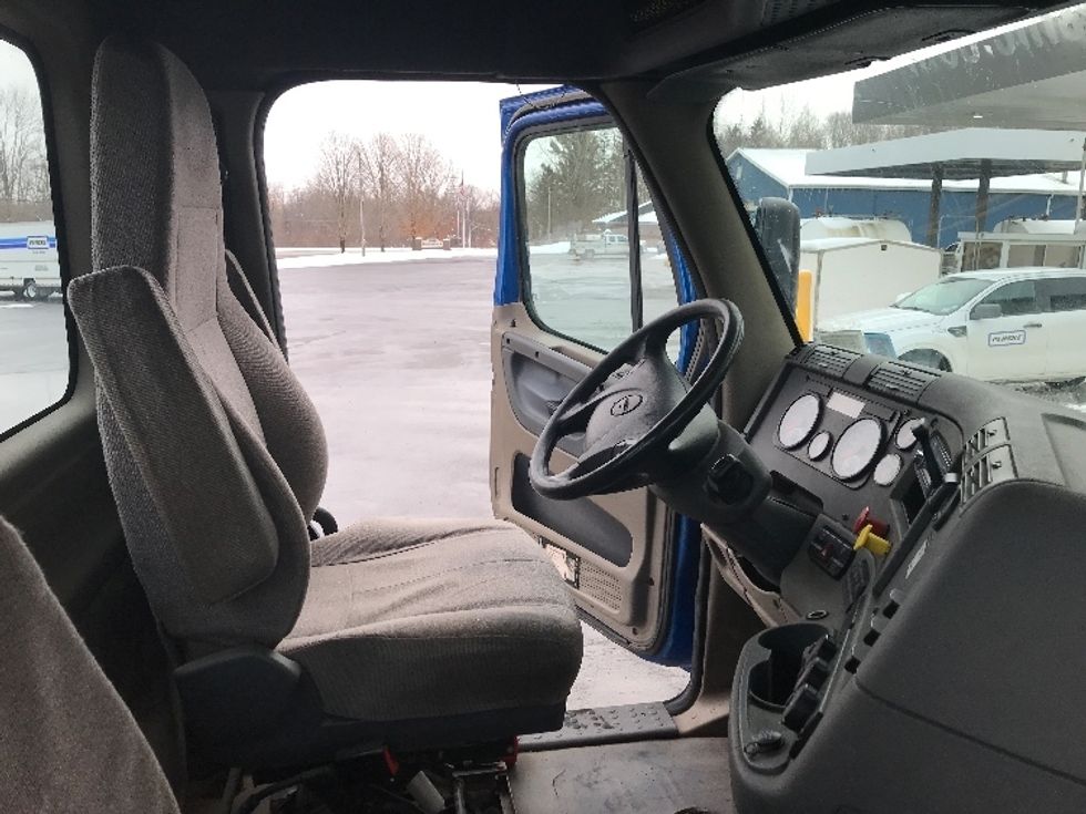 Day Cab Tractor-Heavy Duty Tractors-Freightliner-2017-Cascadia 12564ST-Whitesboro-NY-399,924\n\t\tmiles-$ 35,500 - Image 14