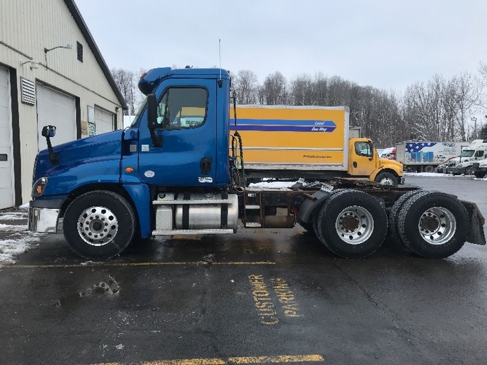 Day Cab Tractor-Heavy Duty Tractors-Freightliner-2017-Cascadia 12564ST-Whitesboro-NY-399,924\n\t\tmiles-$ 35,500 - Image 4