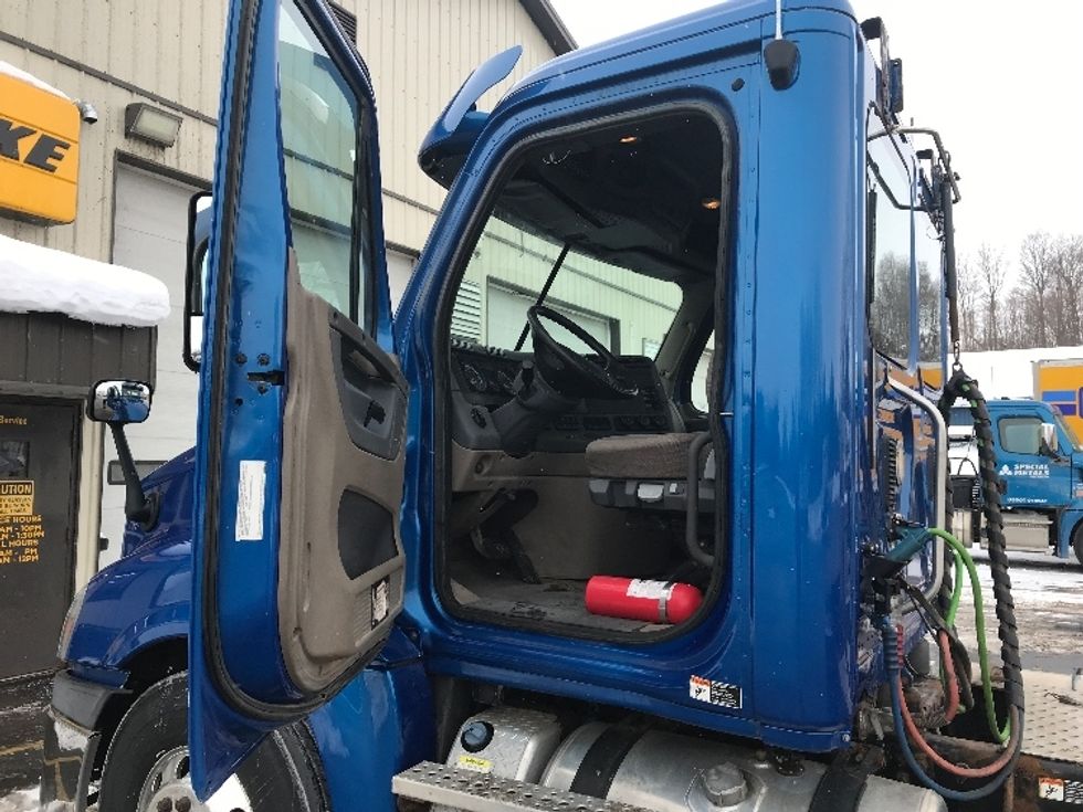Day Cab Tractor-Heavy Duty Tractors-Freightliner-2017-Cascadia 12564ST-Whitesboro-NY-399,924\n\t\tmiles-$ 35,500 - Image 9