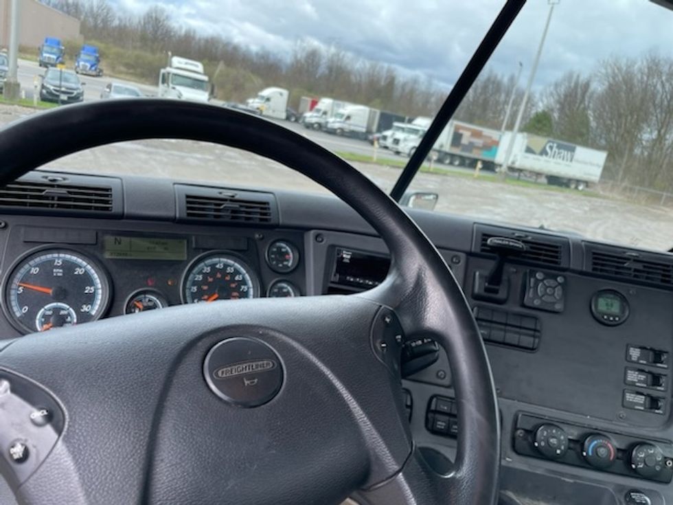 Day Cab Tractor-Heavy Duty Tractors-Freightliner-2017-Cascadia 12564ST-Youngstown-OH-372,939\n\t\tmiles-$ 39,000 - Image 11