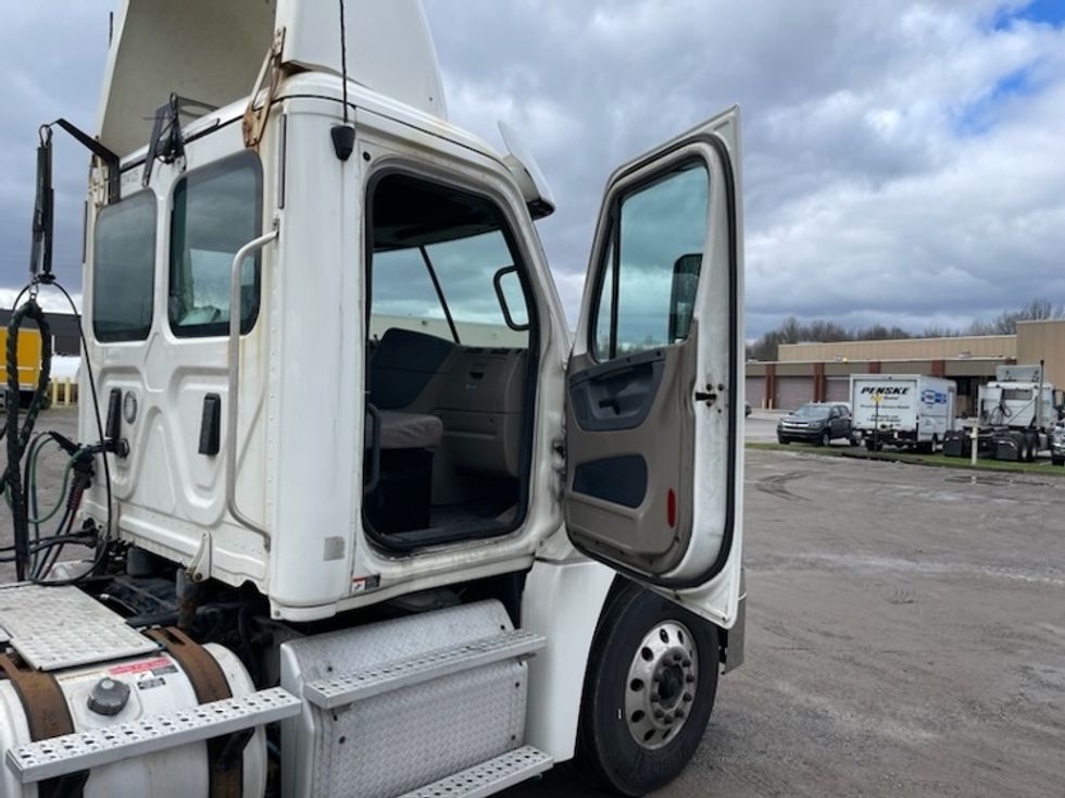 Day Cab Tractor-Heavy Duty Tractors-Freightliner-2017-Cascadia 12564ST-Youngstown-OH-372,939\n\t\tmiles-$ 39,000 - Image 12