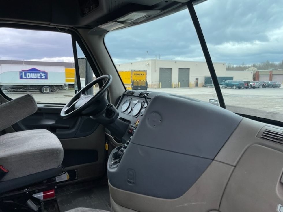 Day Cab Tractor-Heavy Duty Tractors-Freightliner-2017-Cascadia 12564ST-Youngstown-OH-372,939\n\t\tmiles-$ 39,000 - Image 14