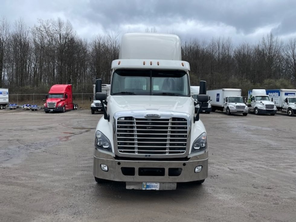 Day Cab Tractor-Heavy Duty Tractors-Freightliner-2017-Cascadia 12564ST-Youngstown-OH-372,939\n\t\tmiles-$ 39,000 - Image 2