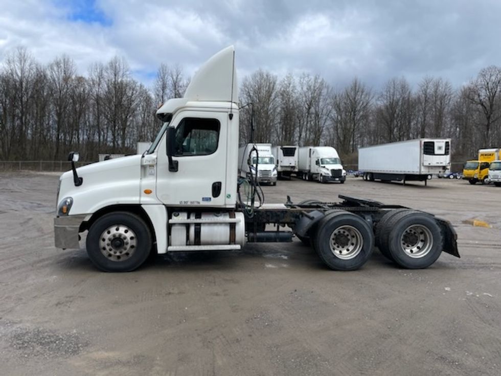Day Cab Tractor-Heavy Duty Tractors-Freightliner-2017-Cascadia 12564ST-Youngstown-OH-372,939\n\t\tmiles-$ 39,000 - Image 4
