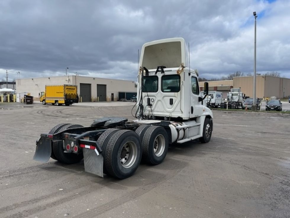 Day Cab Tractor-Heavy Duty Tractors-Freightliner-2017-Cascadia 12564ST-Youngstown-OH-372,939\n\t\tmiles-$ 39,000 - Image 7