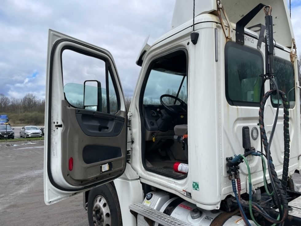 Day Cab Tractor-Heavy Duty Tractors-Freightliner-2017-Cascadia 12564ST-Youngstown-OH-372,939\n\t\tmiles-$ 39,000 - Image 9