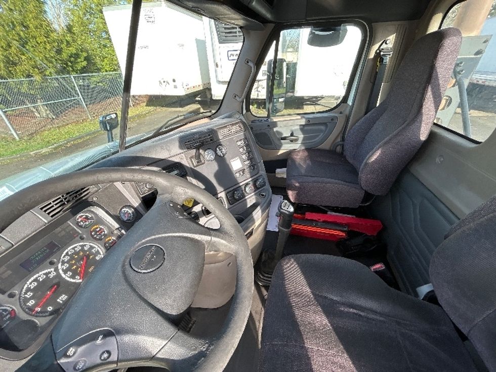 Day Cab Tractor-Heavy Duty Tractors-Freightliner-2017-Cascadia 12584ST-Clackamas-OR-773,009\n\t\tmiles-$ 26,750 - Image 10