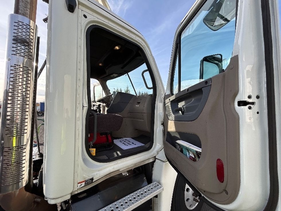 Day Cab Tractor-Heavy Duty Tractors-Freightliner-2017-Cascadia 12584ST-Clackamas-OR-773,009\n\t\tmiles-$ 26,750 - Image 12