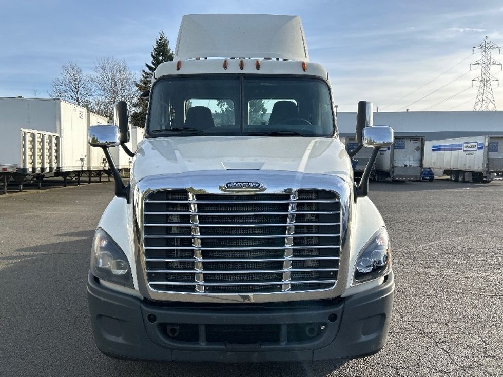 Day Cab Tractor-Heavy Duty Tractors-Freightliner-2017-Cascadia 12584ST-Clackamas-OR-773,009\n\t\tmiles-$ 26,750 - Image 2