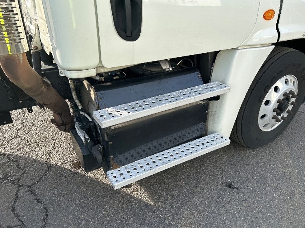 Day Cab Tractor-Heavy Duty Tractors-Freightliner-2017-Cascadia 12584ST-Clackamas-OR-773,009\n\t\tmiles-$ 26,750 - Image 20