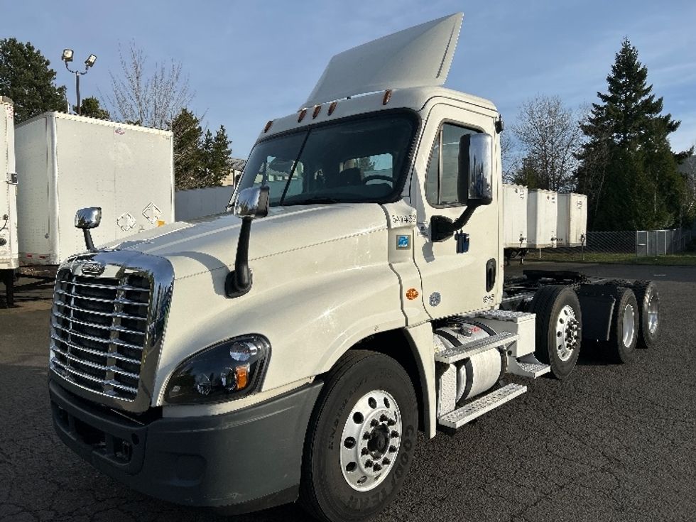 Day Cab Tractor-Heavy Duty Tractors-Freightliner-2017-Cascadia 12584ST-Clackamas-OR-773,009\n\t\tmiles-$ 26,750 - Image 3