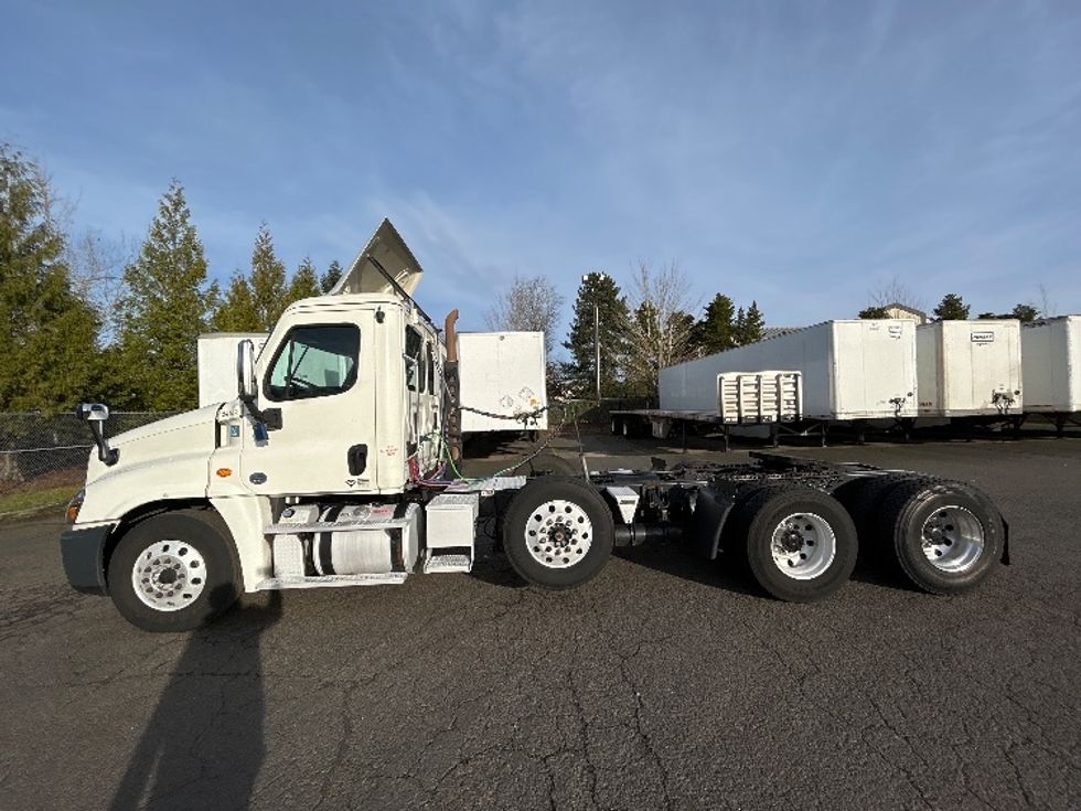 Day Cab Tractor-Heavy Duty Tractors-Freightliner-2017-Cascadia 12584ST-Clackamas-OR-773,009\n\t\tmiles-$ 26,750 - Image 4
