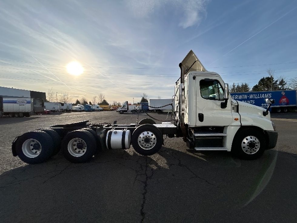 Day Cab Tractor-Heavy Duty Tractors-Freightliner-2017-Cascadia 12584ST-Clackamas-OR-773,009\n\t\tmiles-$ 26,750 - Image 8