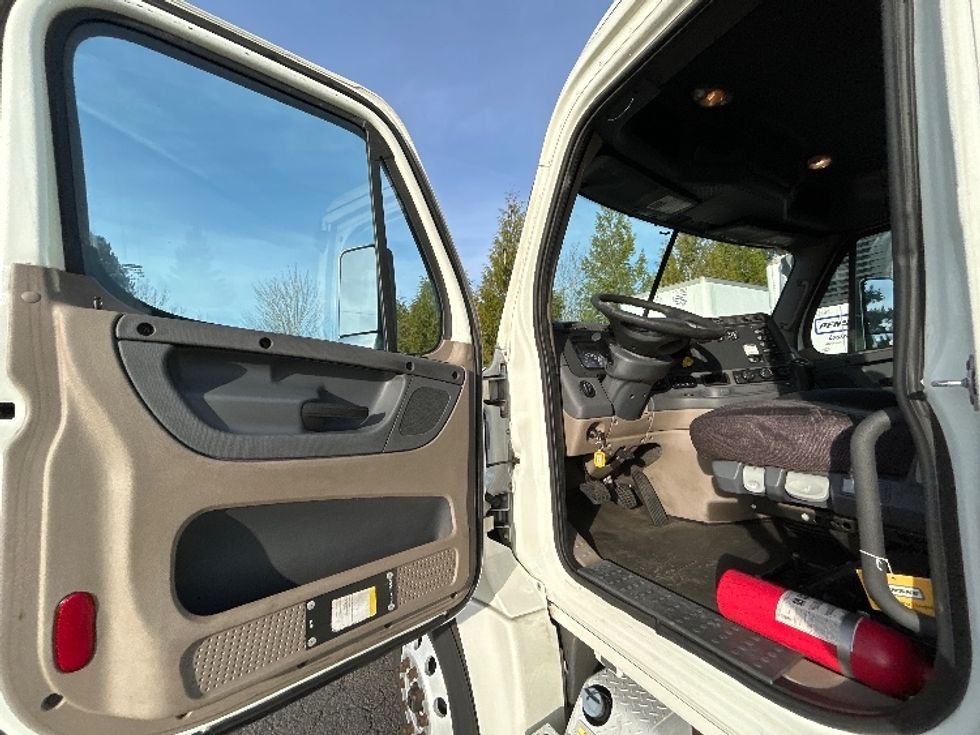 Day Cab Tractor-Heavy Duty Tractors-Freightliner-2017-Cascadia 12584ST-Clackamas-OR-773,009\n\t\tmiles-$ 26,750 - Image 9