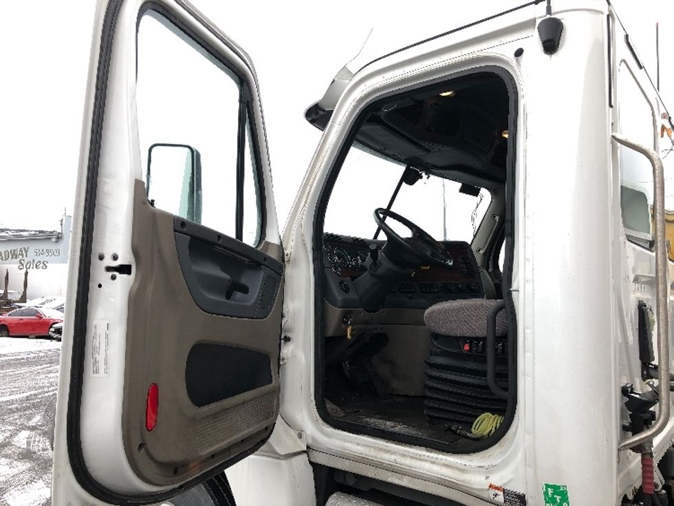Day Cab Tractor-Heavy Duty Tractors-Freightliner-2017-Cascadia 12584ST-Spokane Valley-WA-500,930\n\t\tmiles-$ 56,500 - Image 9