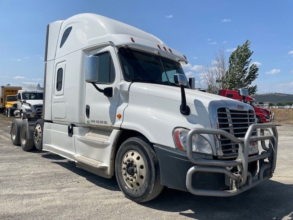 Day Cab Tractor-Heavy Duty Tractors-Freightliner-2017-Cascadia 12584ST-Spokane Valley-WA-560,373\n\t\tmiles-$ 53,000 - Image 1