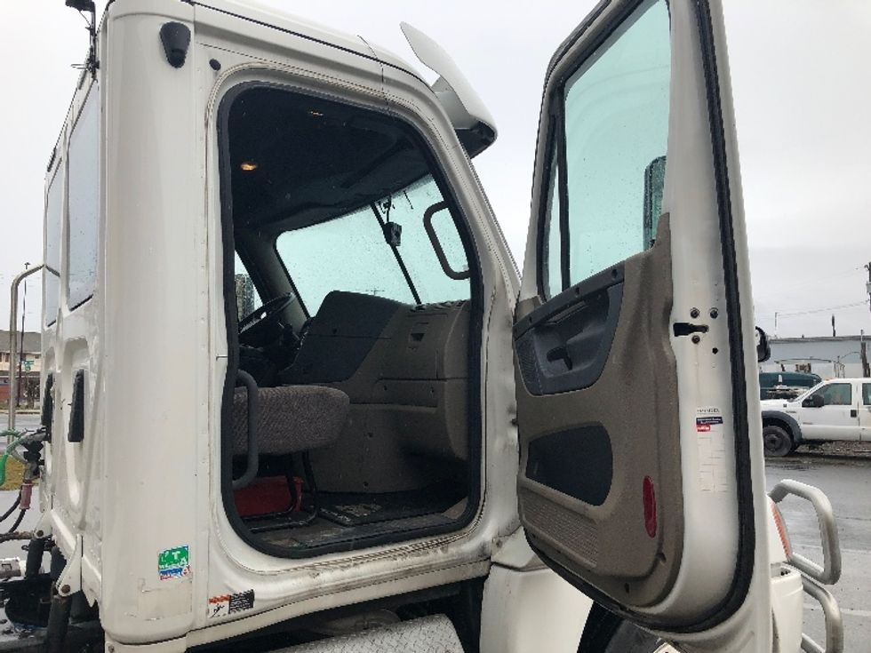 Day Cab Tractor-Heavy Duty Tractors-Freightliner-2017-Cascadia 12584ST-Spokane Valley-WA-577,832\n\t\tmiles-$ 51,500 - Image 12