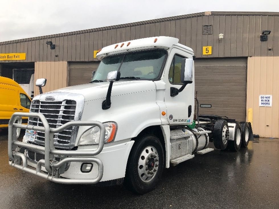 2017 Freightliner Cascadia 125" Sleeper Cab photo 3