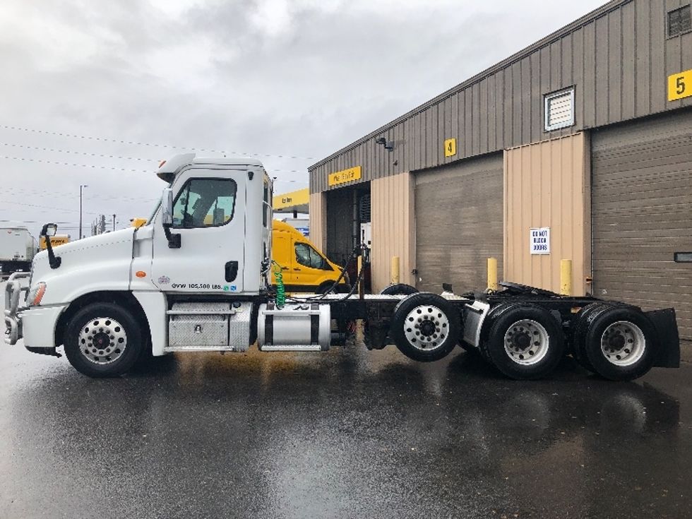 2017 Freightliner Cascadia 125" Sleeper Cab photo 4