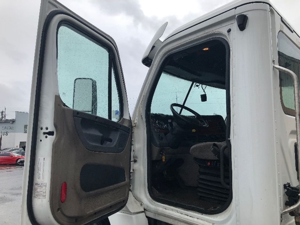 Day Cab Tractor-Heavy Duty Tractors-Freightliner-2017-Cascadia 12584ST-Spokane Valley-WA-577,832\n\t\tmiles-$ 51,500 - Image 9