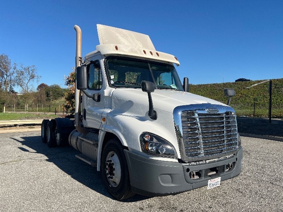 Day Cab Tractor-Heavy Duty Tractors-Freightliner-2017-Cascadia 12584ST-Torrance-CA-79,088\n\t\tmiles-$ 68,000 - Image 1