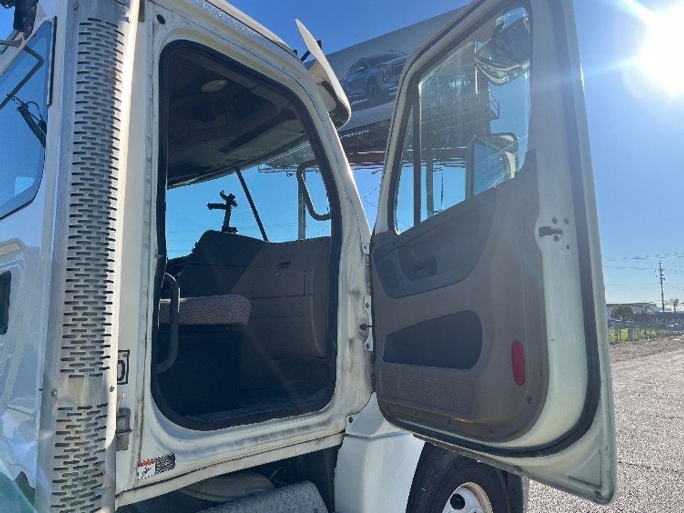 Day Cab Tractor-Heavy Duty Tractors-Freightliner-2017-Cascadia 12584ST-Torrance-CA-79,088\n\t\tmiles-$ 68,000 - Image 12