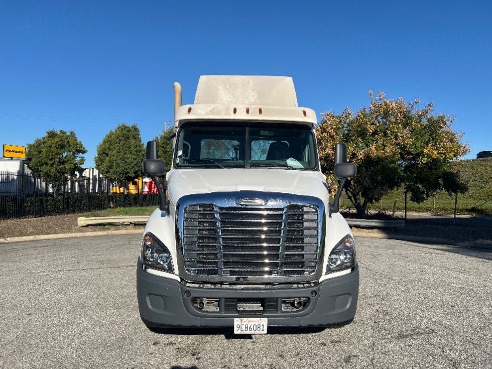 Day Cab Tractor-Heavy Duty Tractors-Freightliner-2017-Cascadia 12584ST-Torrance-CA-79,088\n\t\tmiles-$ 68,000 - Image 2