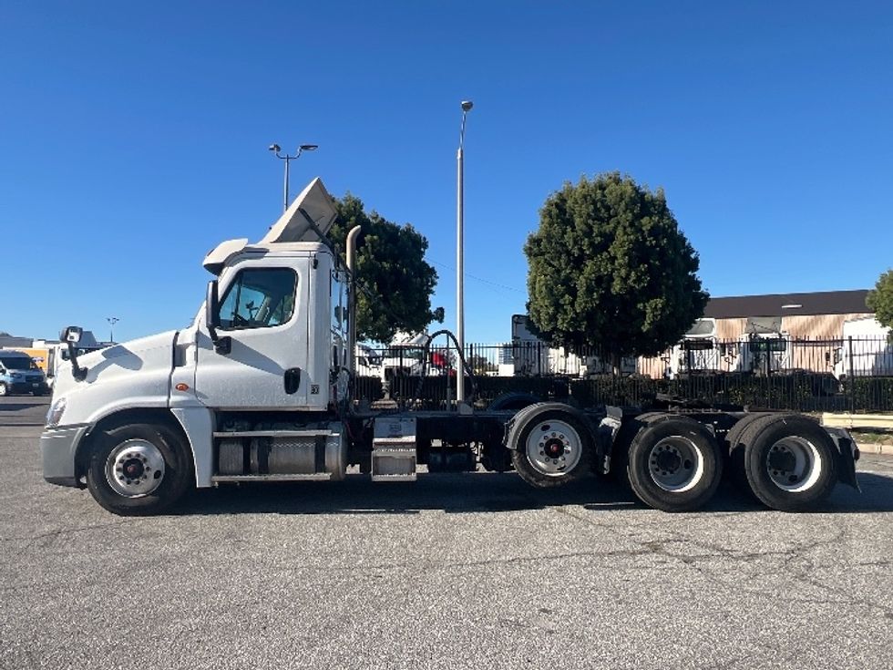 Day Cab Tractor-Heavy Duty Tractors-Freightliner-2017-Cascadia 12584ST-Torrance-CA-79,088\n\t\tmiles-$ 68,000 - Image 4