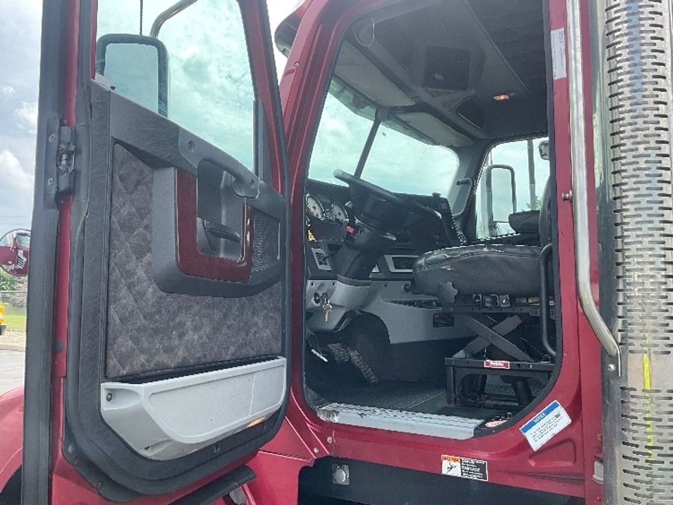 Day Cab Tractor-Heavy Duty Tractors-Freightliner-2017-CORONADO-Cambridge-ON-247,653\n\t\tkm-$ 65,500 - Image 9