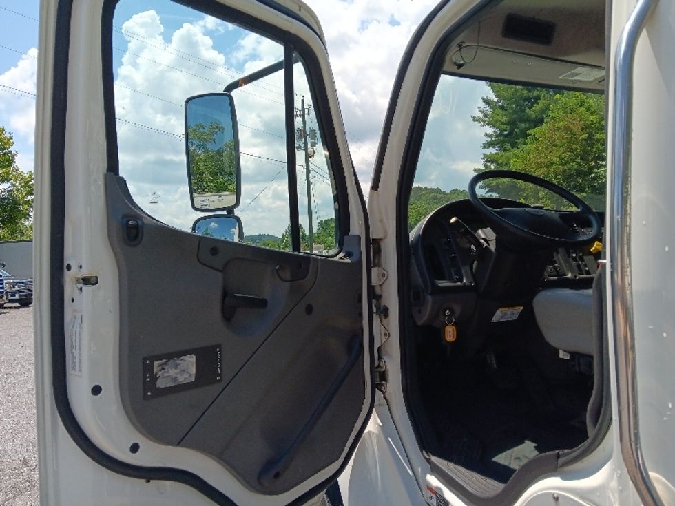 Day Cab Tractor-Heavy Duty Tractors-Freightliner-2017-M2-Cleveland-TN-184,910\n\t\tmiles-$ 48,000 - Image 9