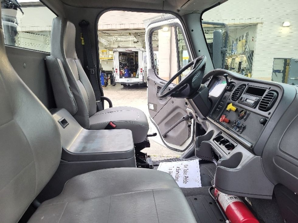 Day Cab Tractor-Heavy Duty Tractors-Freightliner-2017-M2-Cookeville-TN-156,343\n\t\tmiles-$ 49,750 - Image 14