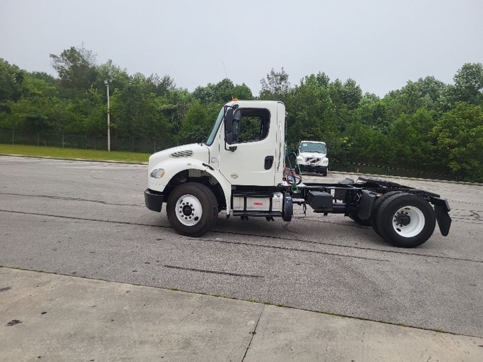Day Cab Tractor-Heavy Duty Tractors-Freightliner-2017-M2-Cookeville-TN-156,343\n\t\tmiles-$ 49,750 - Image 4