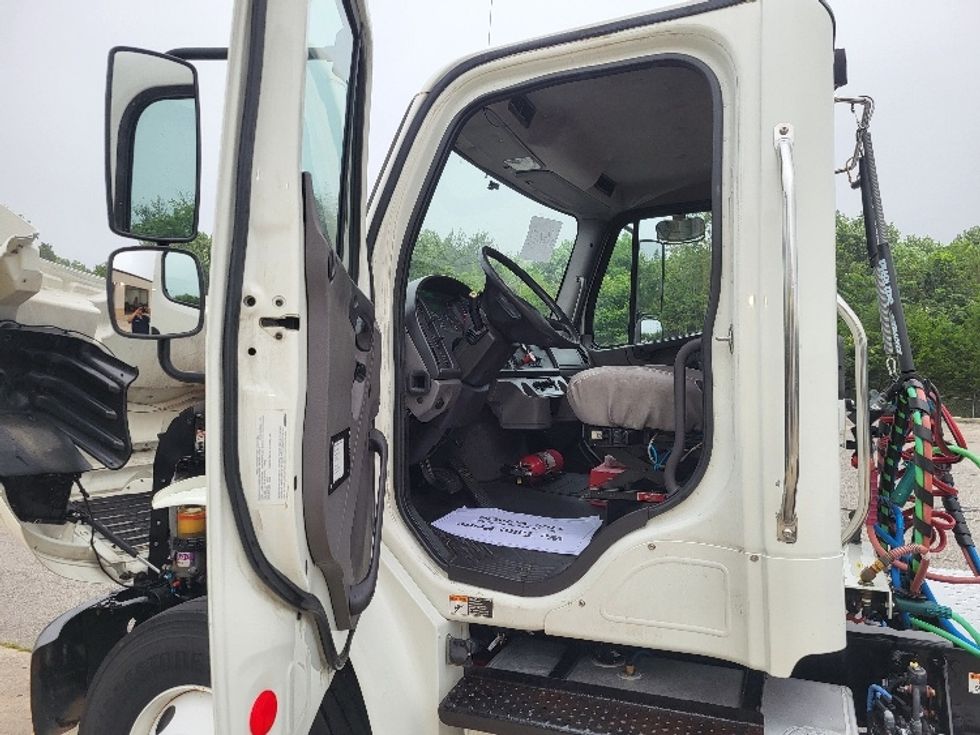 Day Cab Tractor-Heavy Duty Tractors-Freightliner-2017-M2-Cookeville-TN-223,195\n\t\tmiles-$ 46,000 - Image 9