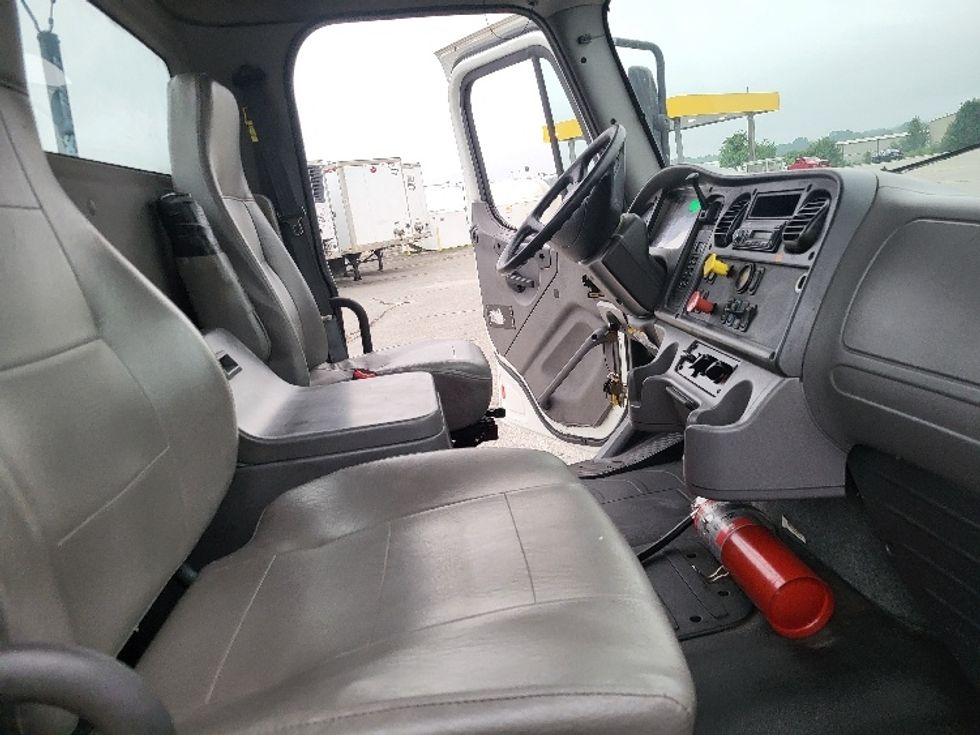 Day Cab Tractor-Heavy Duty Tractors-Freightliner-2017-M2-Morristown-TN-179,697\n\t\tmiles-$ 48,500 - Image 14