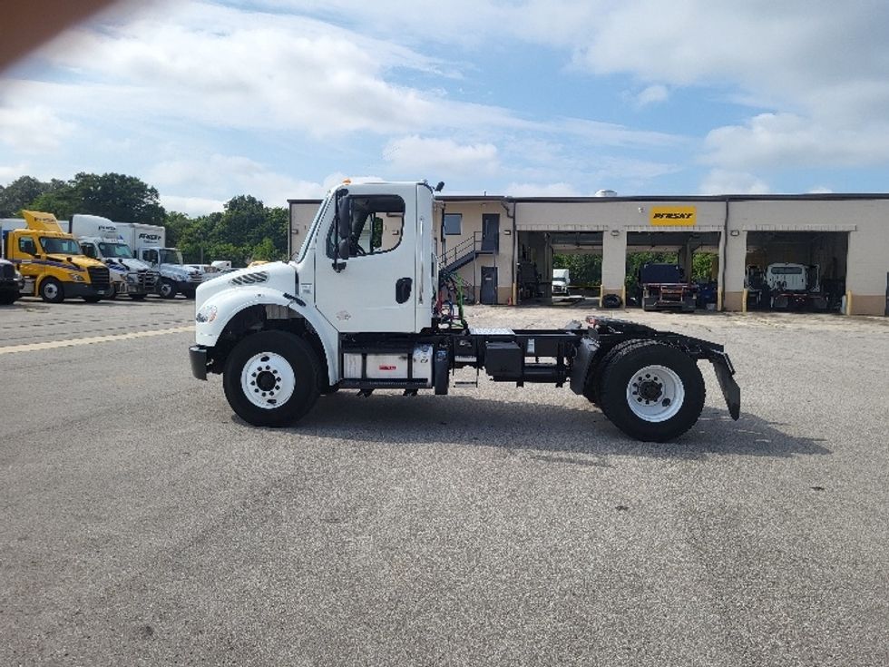 Day Cab Tractor-Heavy Duty Tractors-Freightliner-2017-M2-Morristown-TN-192,096\n\t\tmiles-$ 47,750 - Image 4