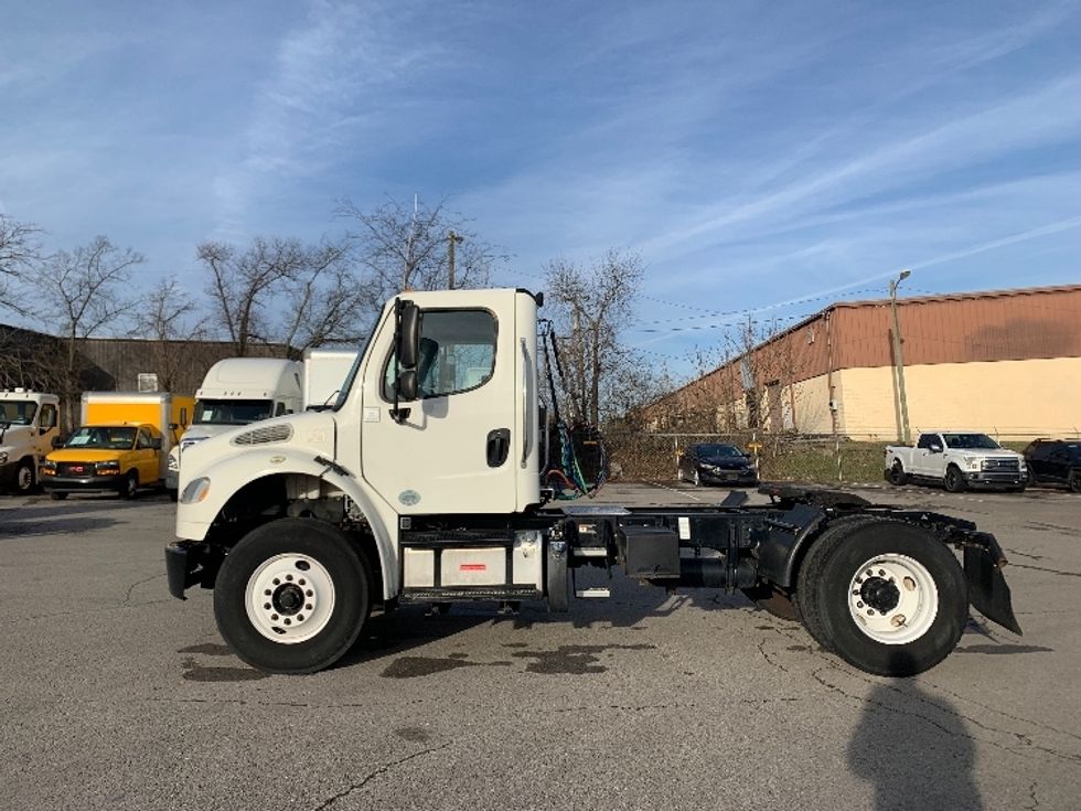 Day Cab Tractor-Heavy Duty Tractors-Freightliner-2017-M2-Nashville (Mount Juliet)-TN-255,000\n\t\tmiles-$ 43,250 - Image 4