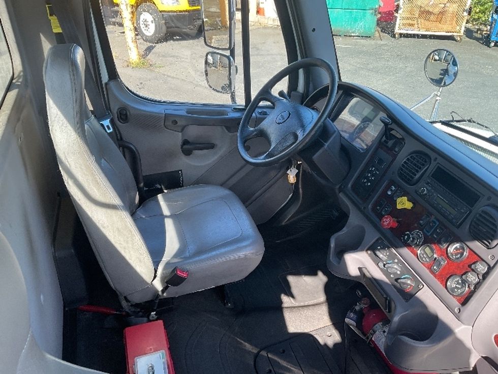 Day Cab Tractor-Heavy Duty Tractors-Freightliner-2017-M2-Tacoma-WA-129,992\n\t\tmiles-$ 52,250 - Image 14