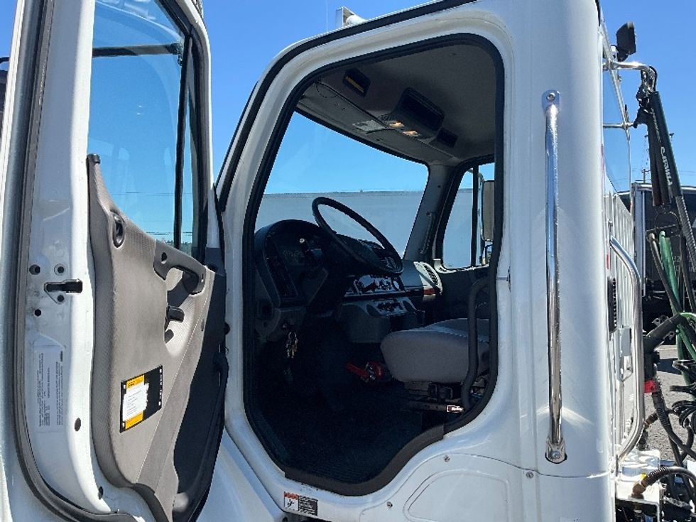 Day Cab Tractor-Heavy Duty Tractors-Freightliner-2017-M2-Tacoma-WA-196,335\n\t\tmiles-$ 46,000 - Image 9