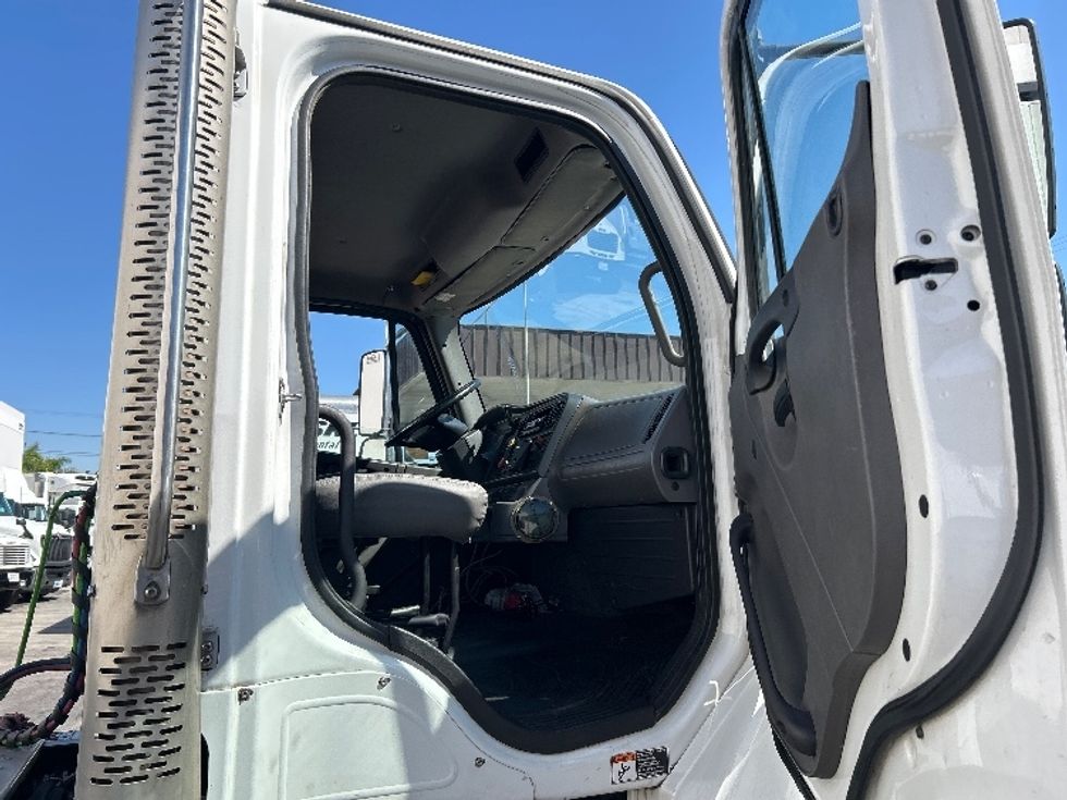 Day Cab Tractor-Heavy Duty Tractors-Freightliner-2017-M2-Torrance-CA-272,409\n\t\tmiles-$ 43,250 - Image 12