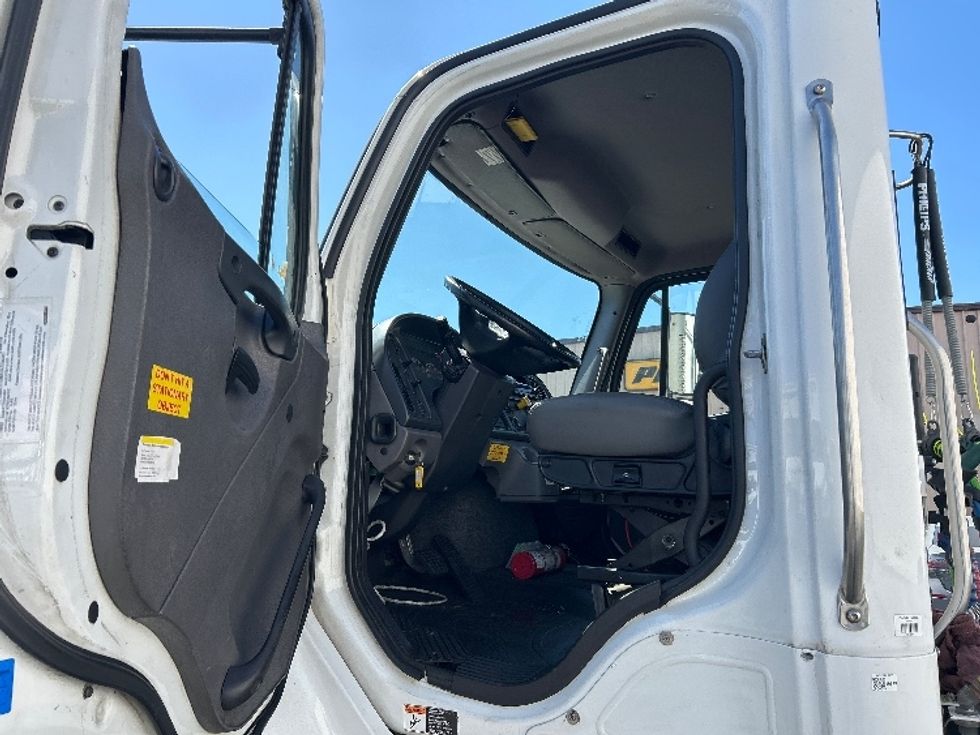 Day Cab Tractor-Heavy Duty Tractors-Freightliner-2017-M2-Torrance-CA-272,409\n\t\tmiles-$ 43,250 - Image 9