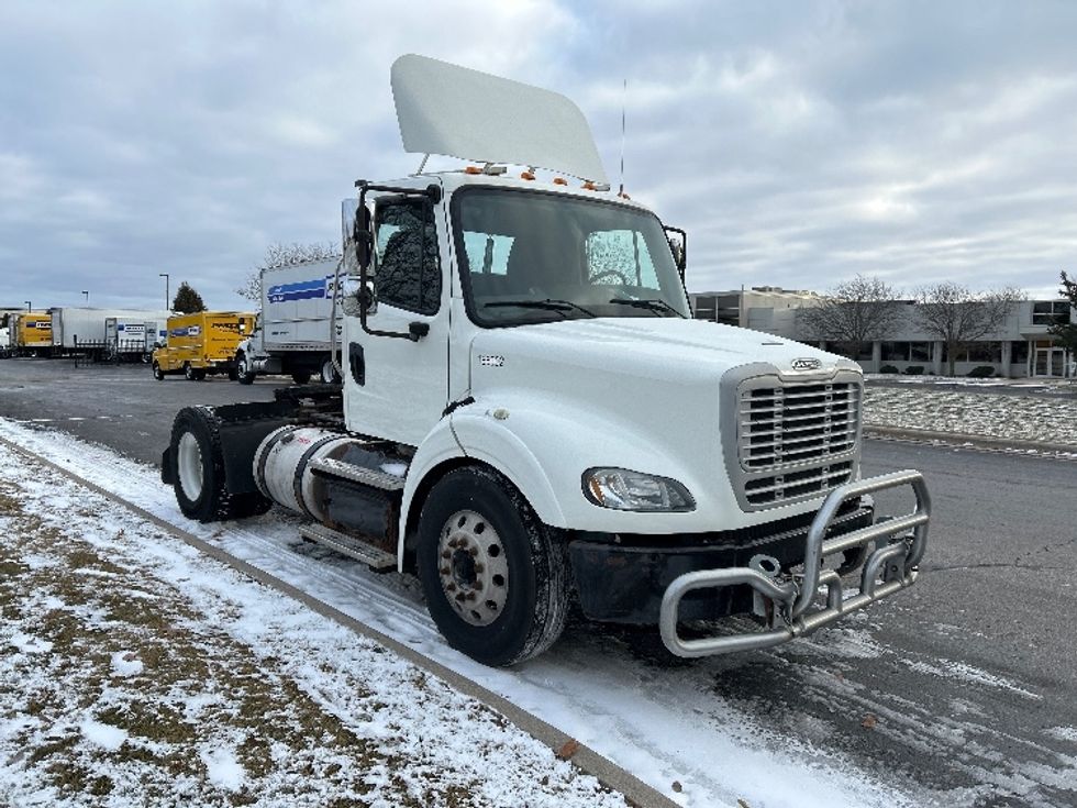 Day Cab Tractor-Heavy Duty Tractors-Freightliner-2017-M211242S-De Pere-WI-174,686\n\t\tmiles-$ 27,750 - Image 1
