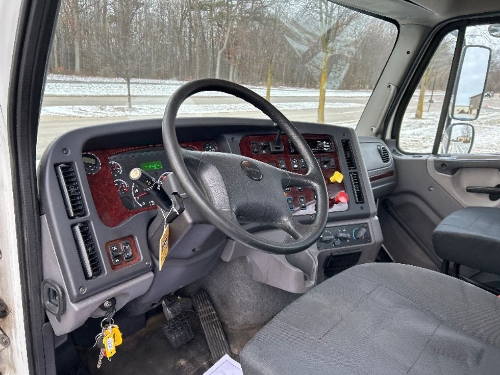 Day Cab Tractor-Heavy Duty Tractors-Freightliner-2017-M211242S-De Pere-WI-174,686\n\t\tmiles-$ 27,750 - Image 10