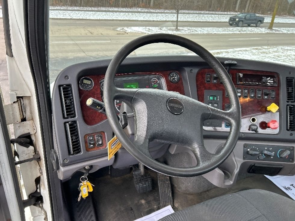 Day Cab Tractor-Heavy Duty Tractors-Freightliner-2017-M211242S-De Pere-WI-174,686\n\t\tmiles-$ 27,750 - Image 11