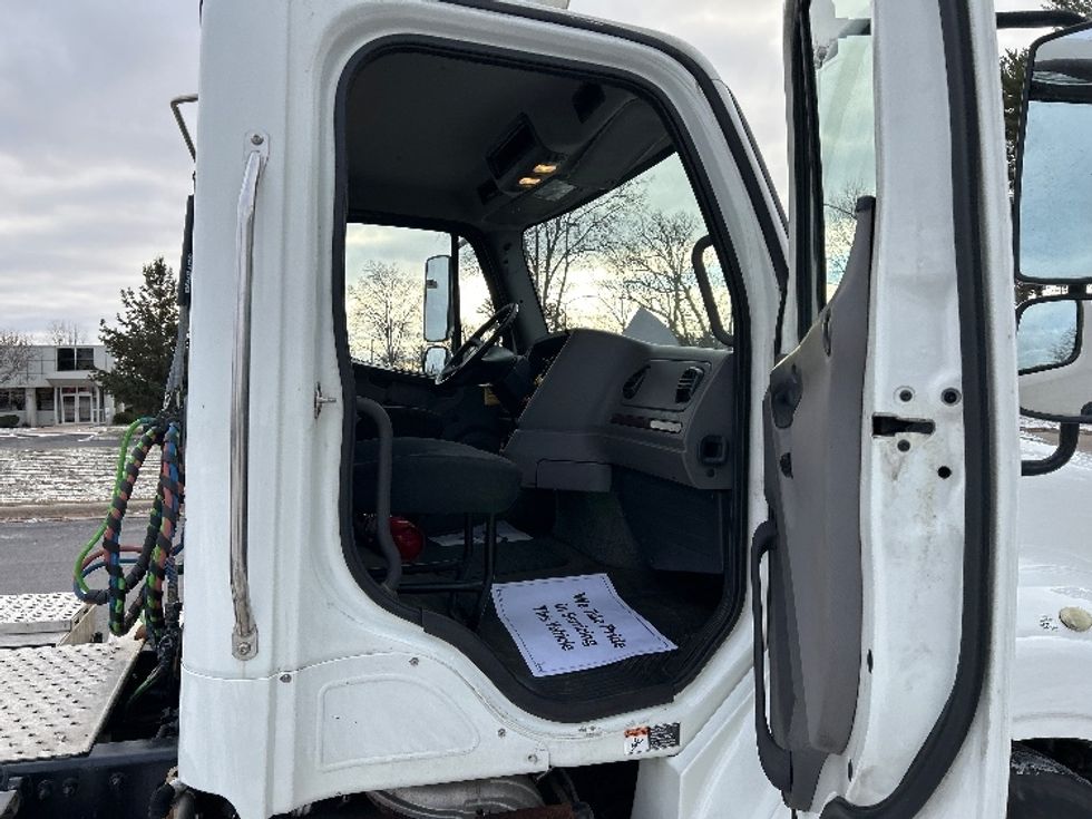 Day Cab Tractor-Heavy Duty Tractors-Freightliner-2017-M211242S-De Pere-WI-174,686\n\t\tmiles-$ 27,750 - Image 12