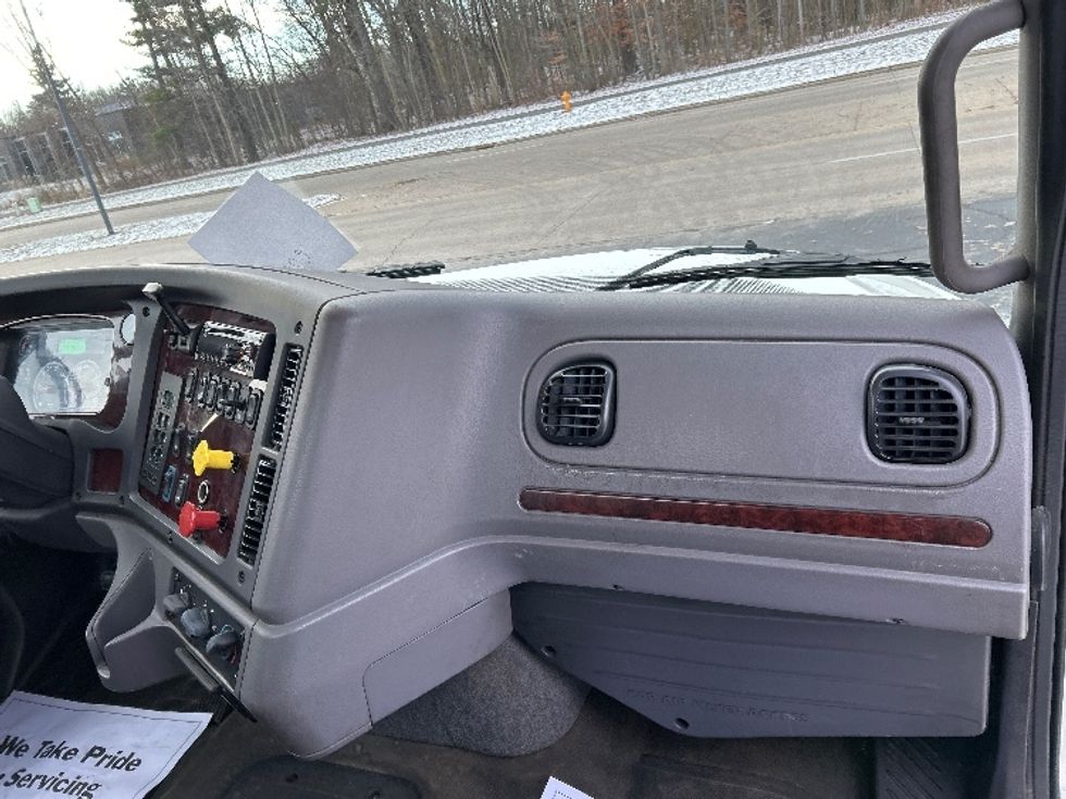 Day Cab Tractor-Heavy Duty Tractors-Freightliner-2017-M211242S-De Pere-WI-174,686\n\t\tmiles-$ 27,750 - Image 13