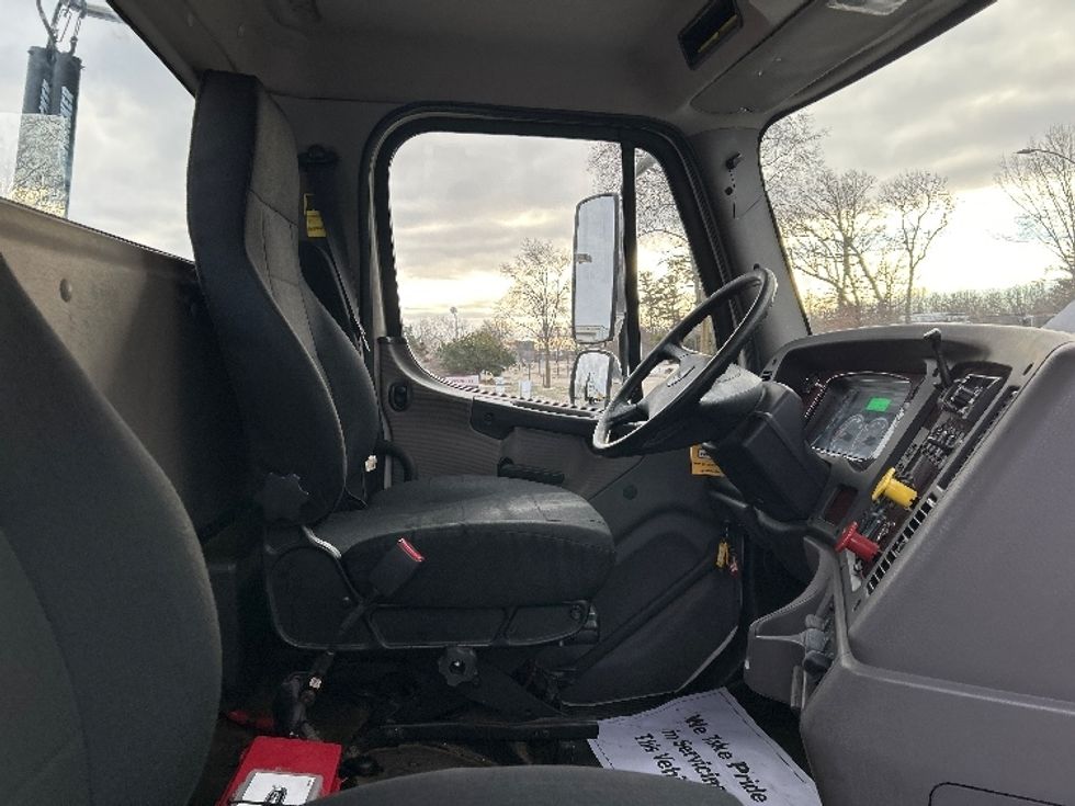 Day Cab Tractor-Heavy Duty Tractors-Freightliner-2017-M211242S-De Pere-WI-174,686\n\t\tmiles-$ 27,750 - Image 14