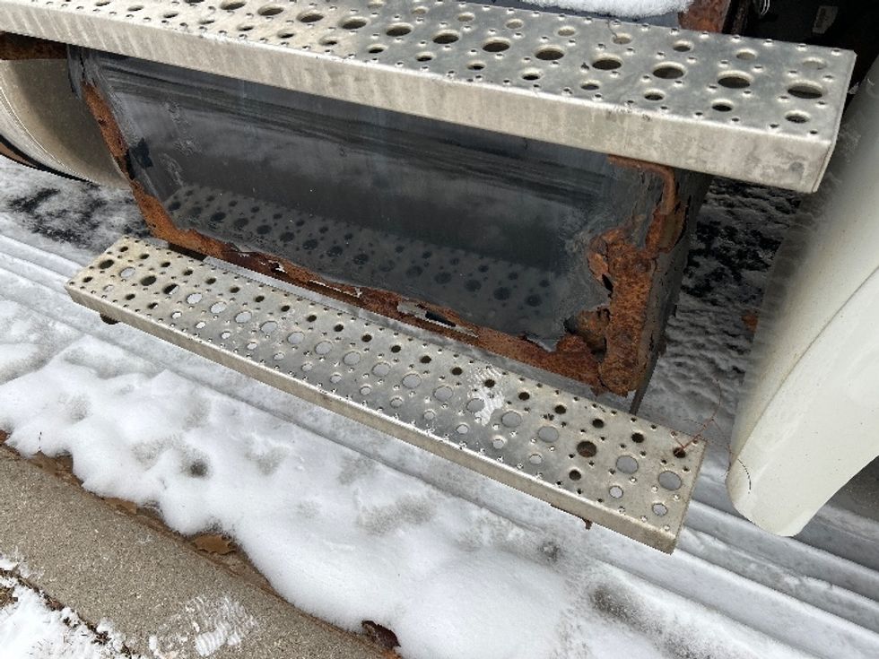 Day Cab Tractor-Heavy Duty Tractors-Freightliner-2017-M211242S-De Pere-WI-174,686\n\t\tmiles-$ 27,750 - Image 18