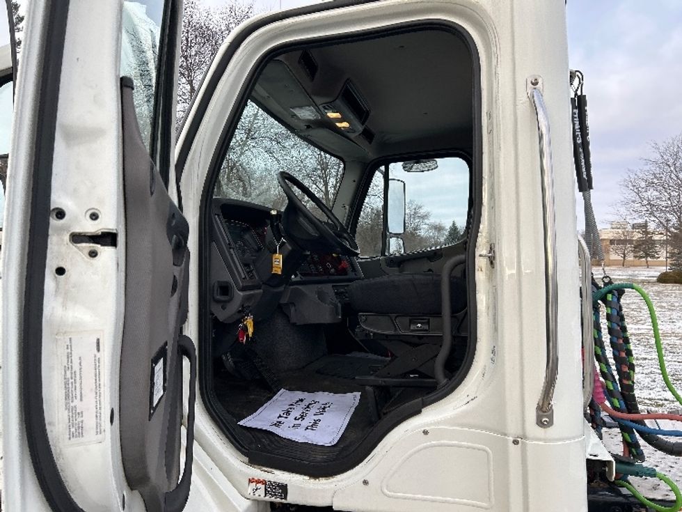 Day Cab Tractor-Heavy Duty Tractors-Freightliner-2017-M211242S-De Pere-WI-174,686\n\t\tmiles-$ 27,750 - Image 9